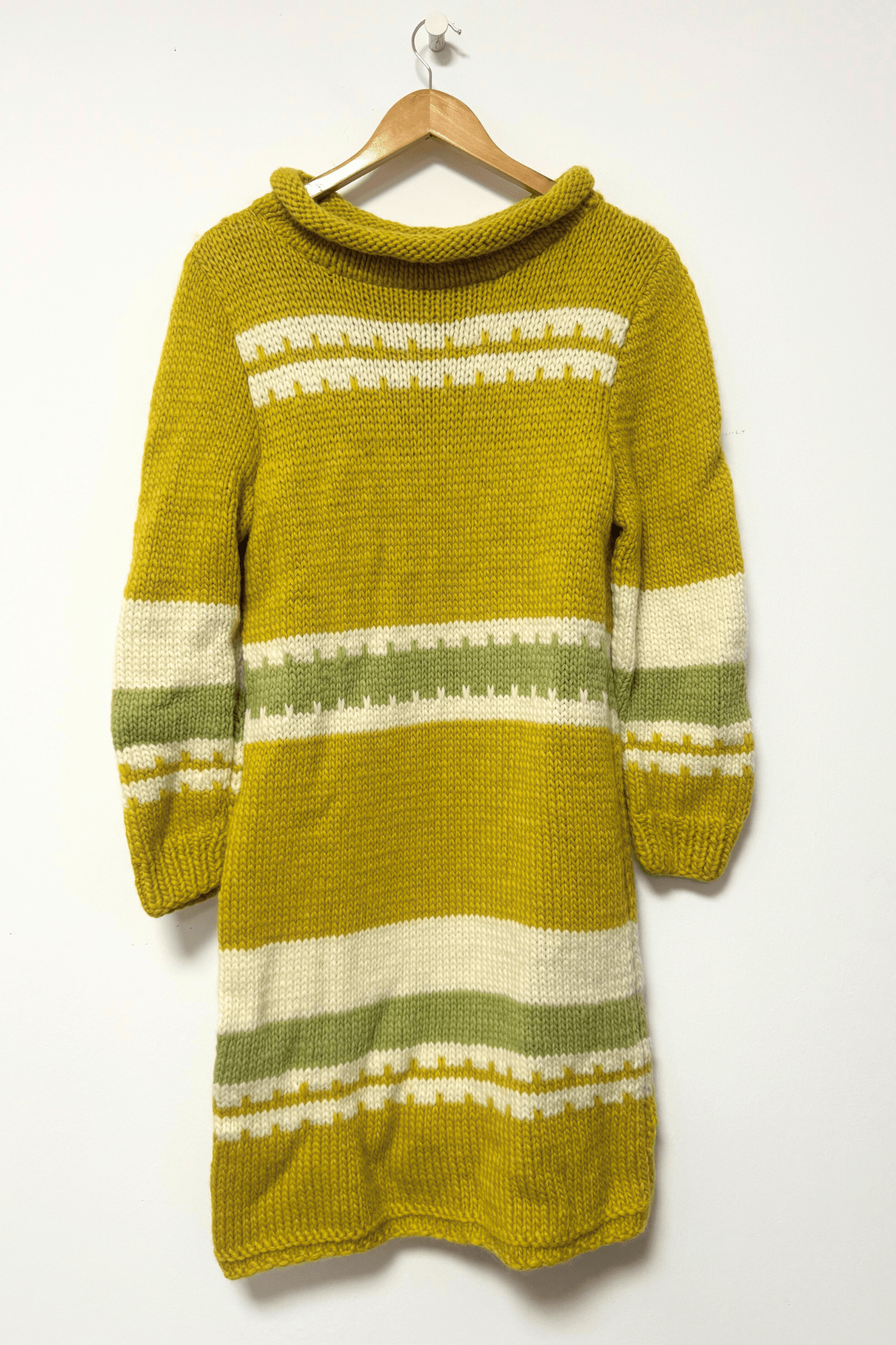 Rochie tricotată manual din lână moale și pufoasă