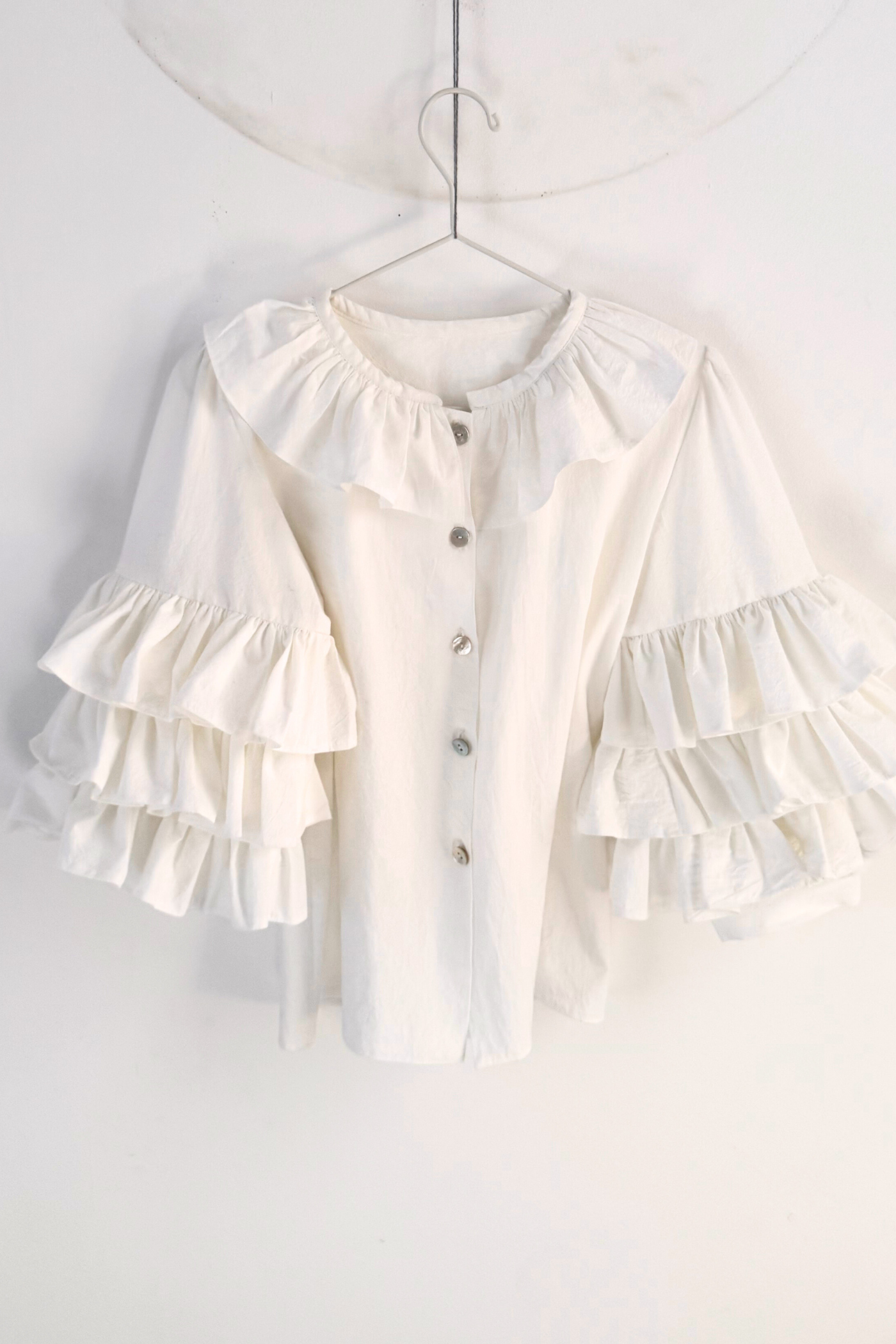 Bluză cu mâneci voluminoase din bumbac premium White Butterfly