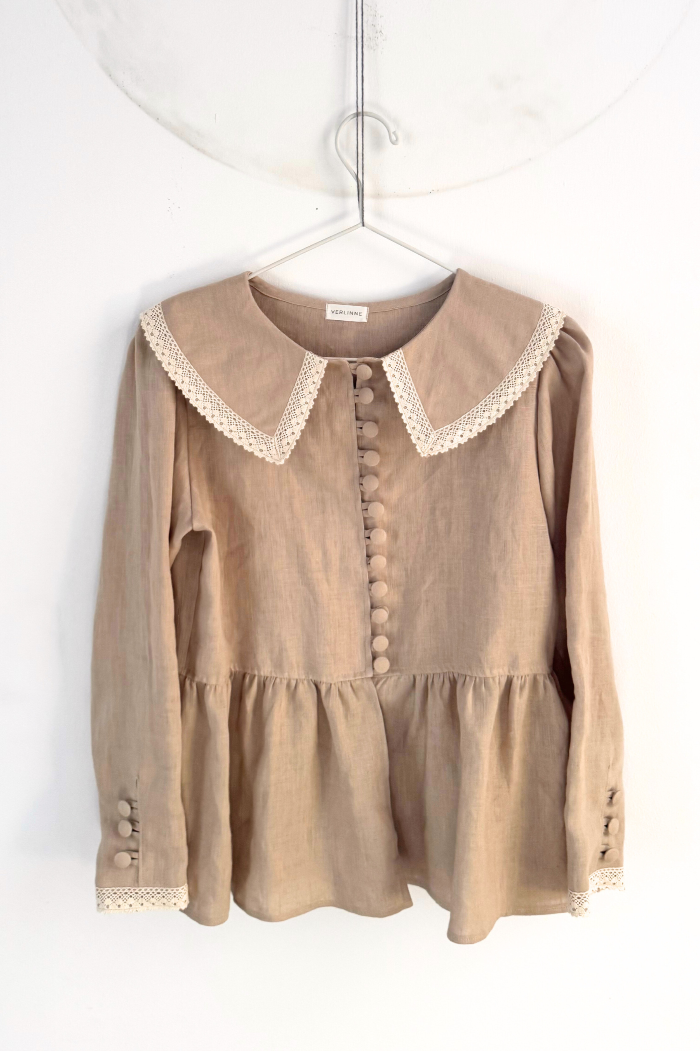 Bluză din in cu nasturi îmbrăcați și dantelă Swan