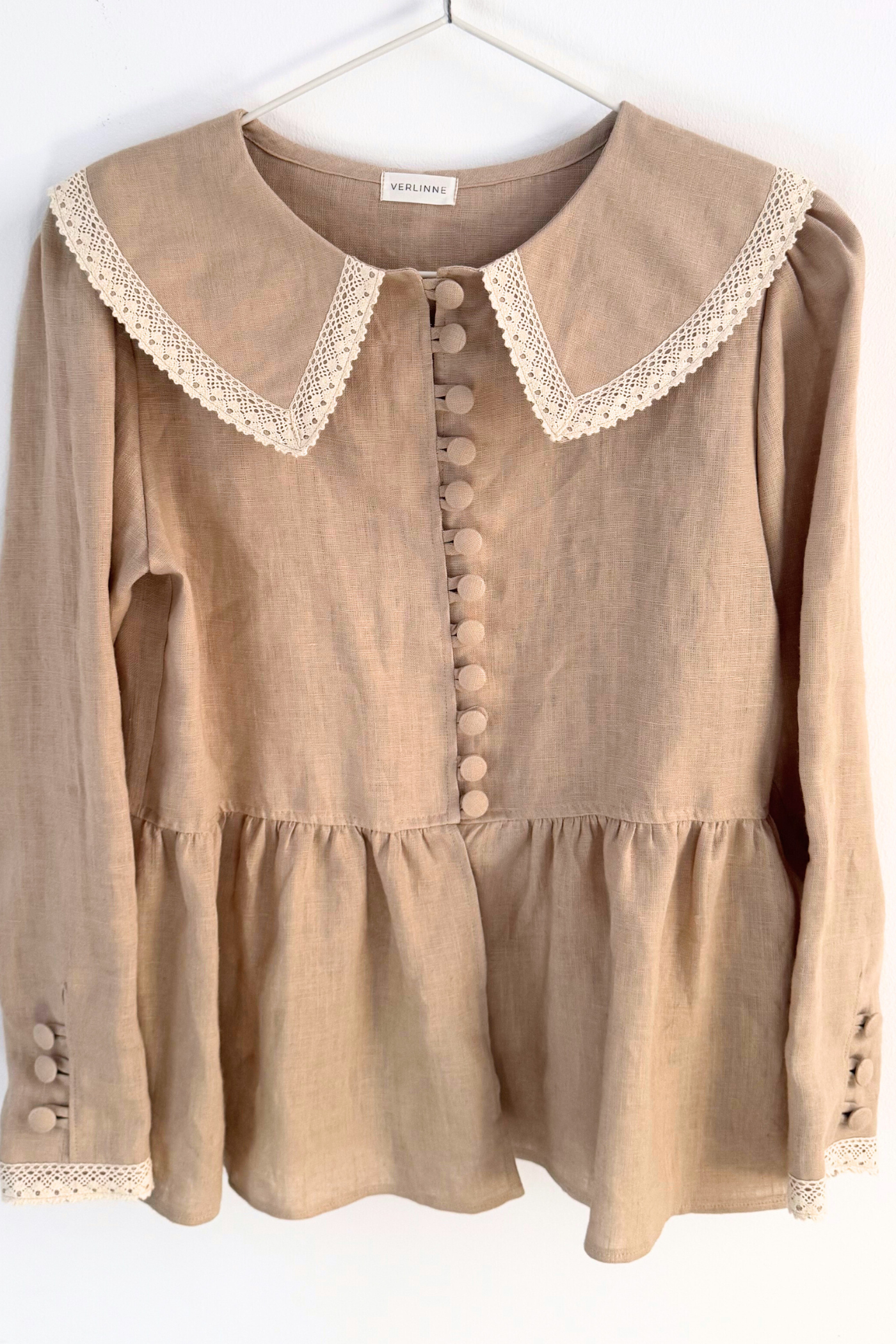 Bluză din in cu nasturi îmbrăcați și dantelă Swan