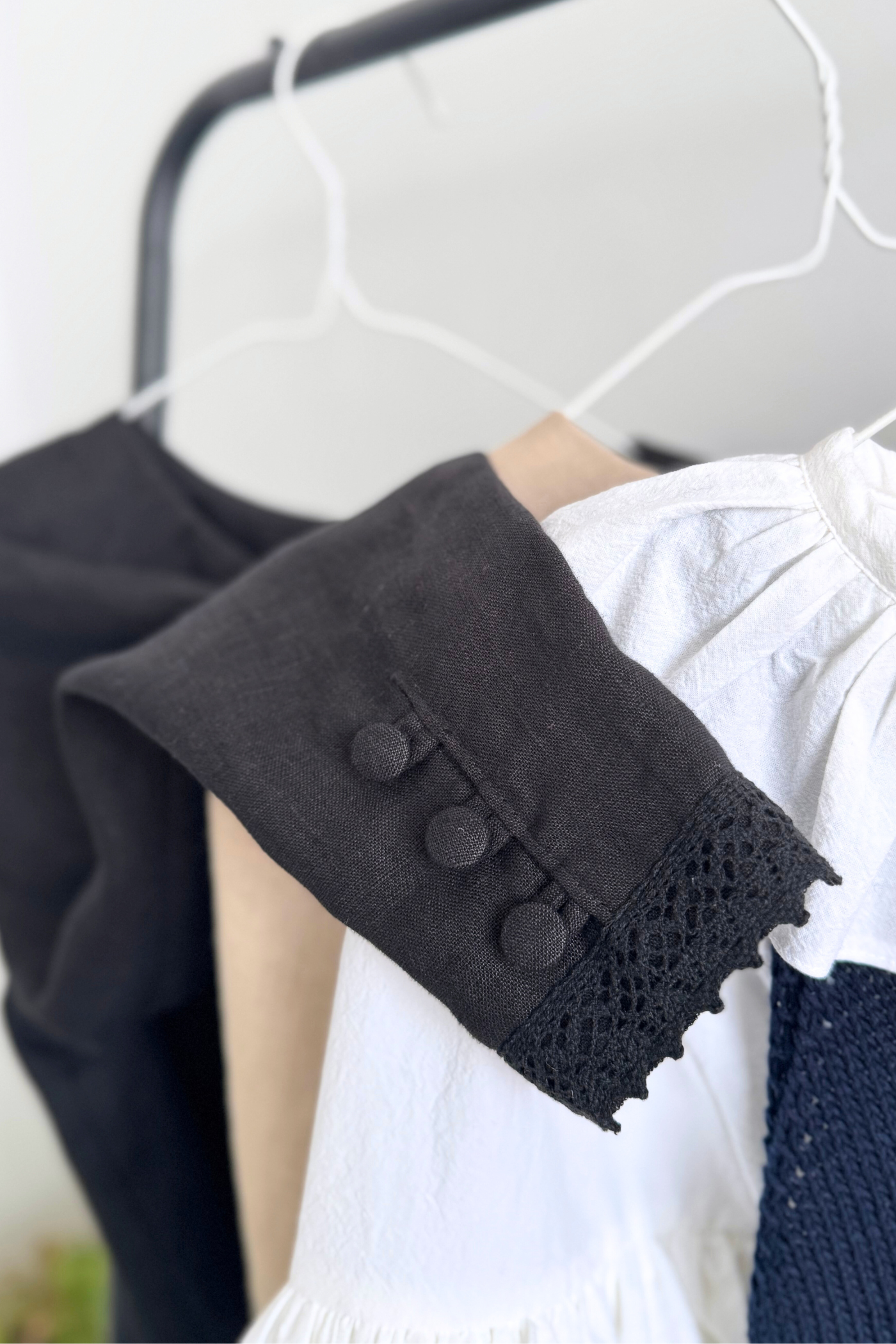 Bluză din in cu nasturi îmbrăcați și dantelă Black Swan