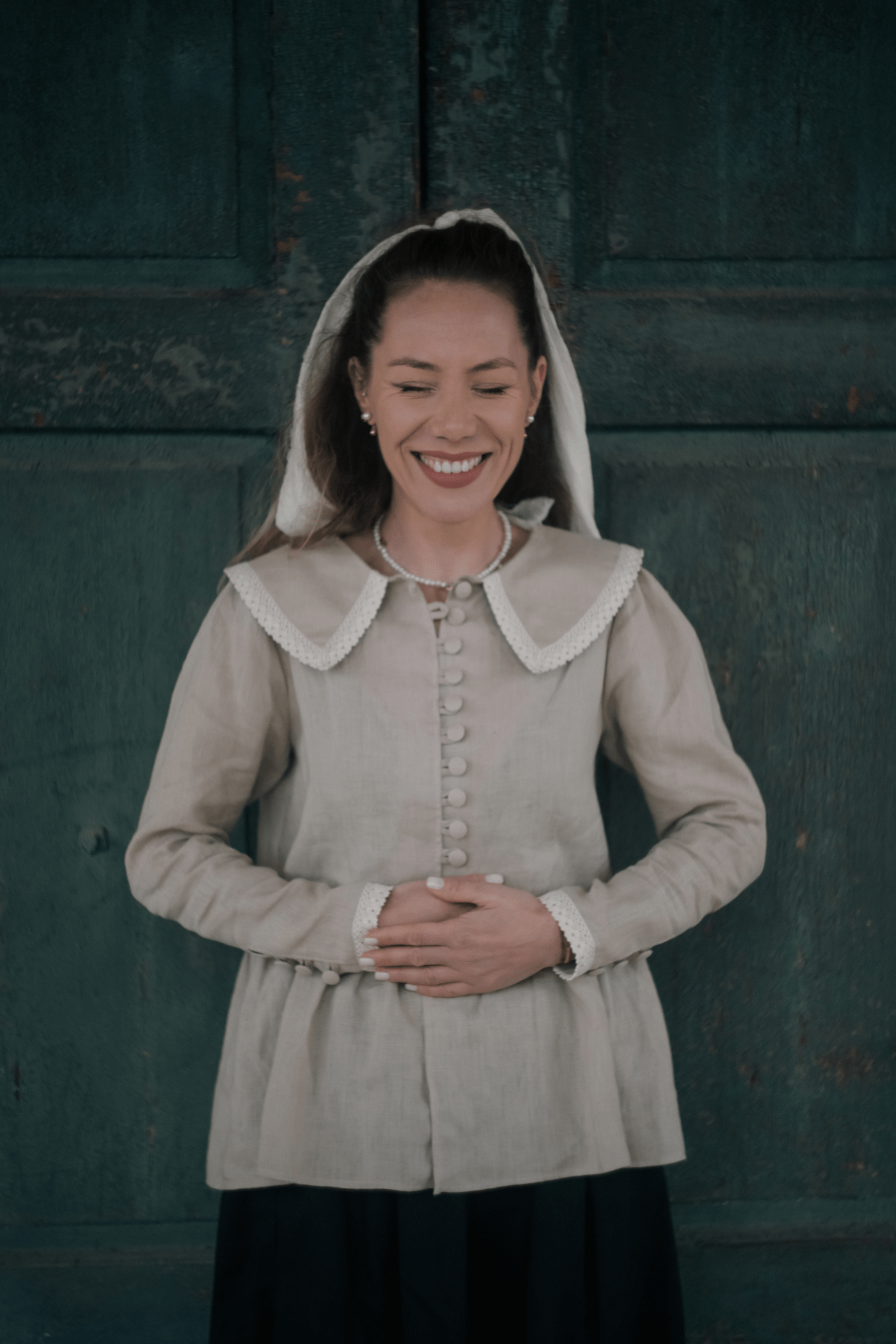 Bluză din in cu nasturi îmbrăcați și dantelă Swan