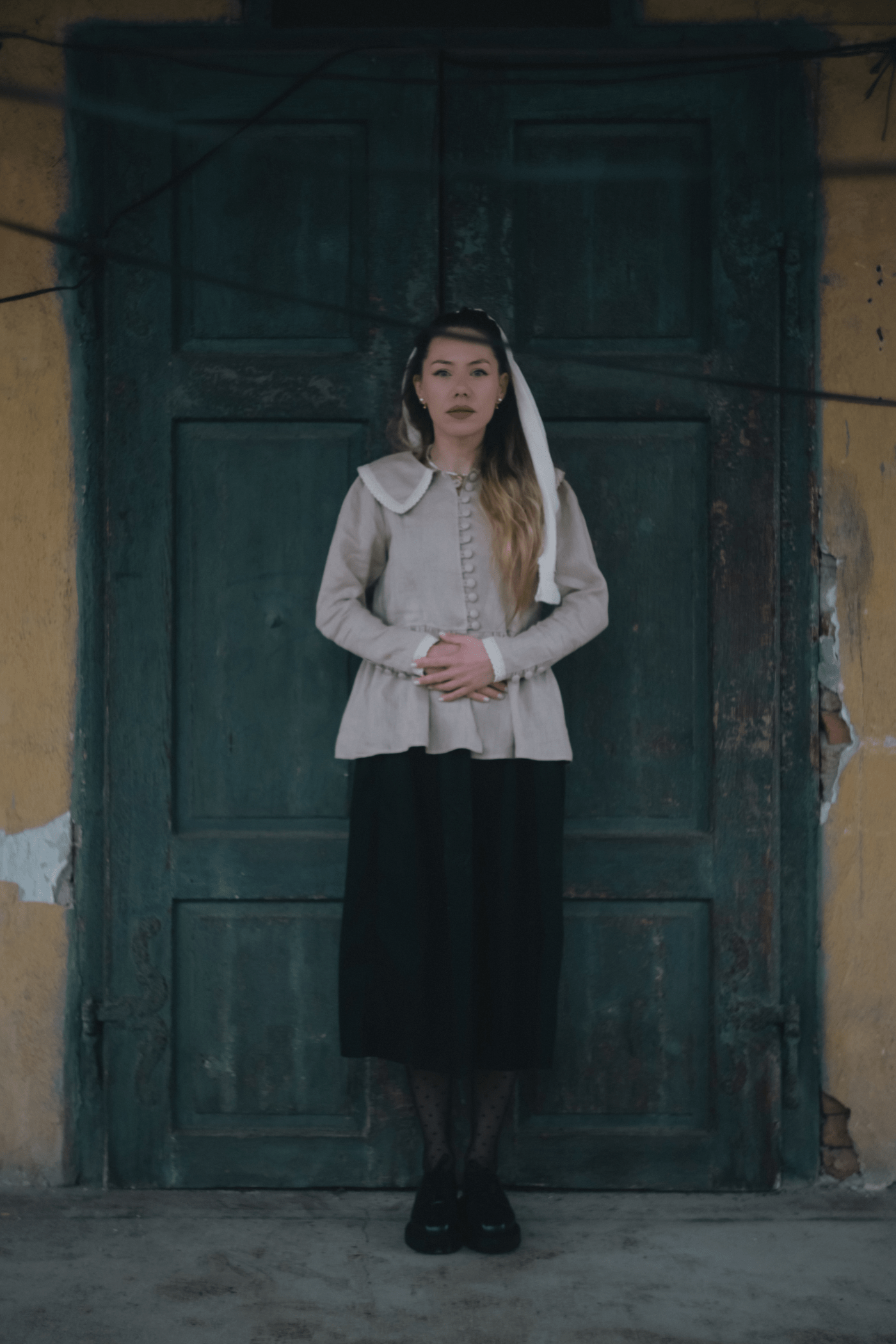 Bluză din in cu nasturi îmbrăcați și dantelă Swan