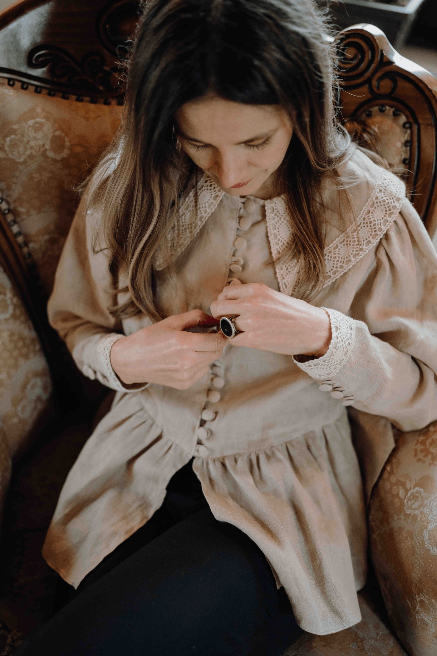 Bluză din in cu nasturi îmbrăcați și dantelă Swan