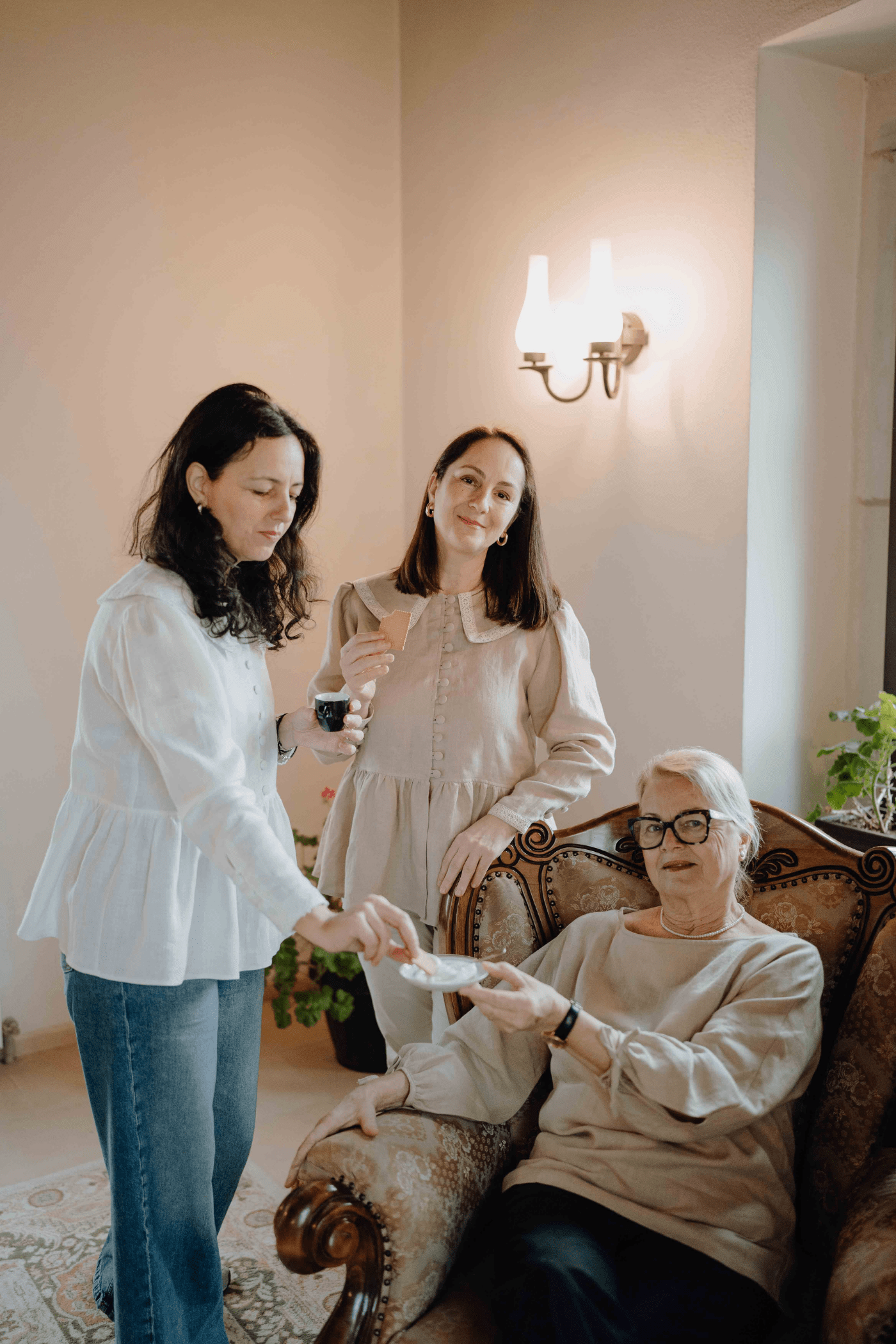 Bluză din in cu nasturi îmbrăcați și dantelă Swan