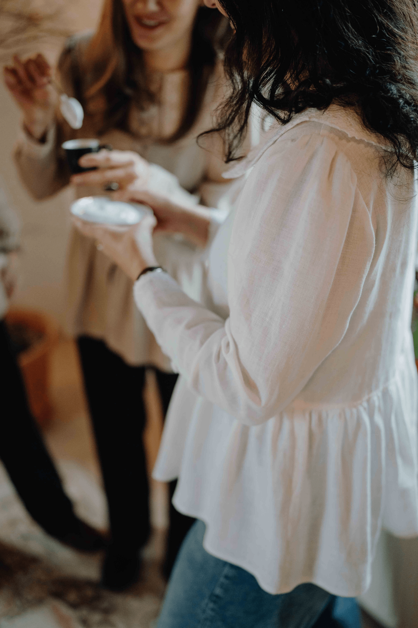 Bluză din in cu nasturi îmbrăcați și dantelă Swan Alb