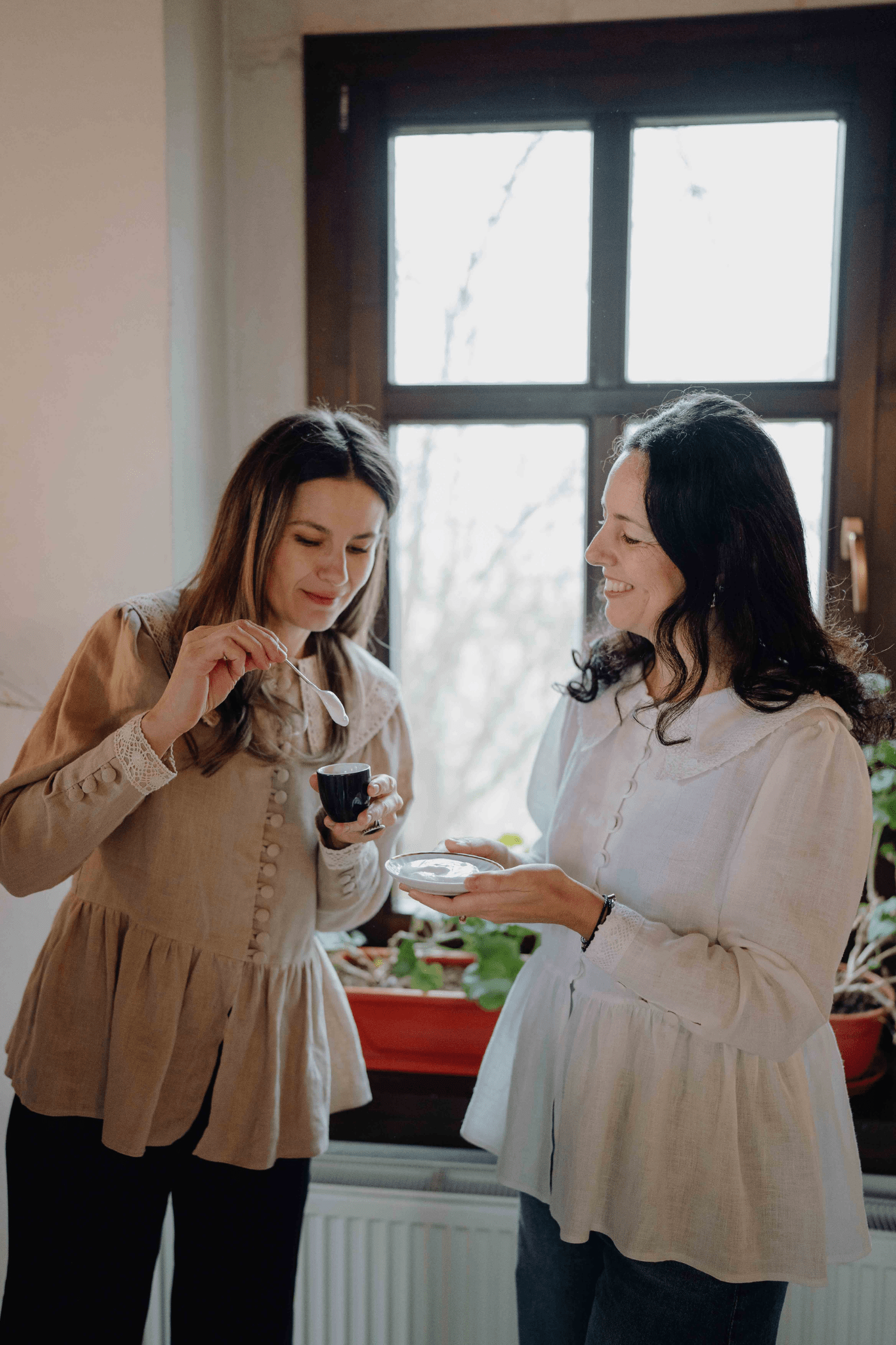 Bluză din in cu nasturi îmbrăcați și dantelă Swan Alb
