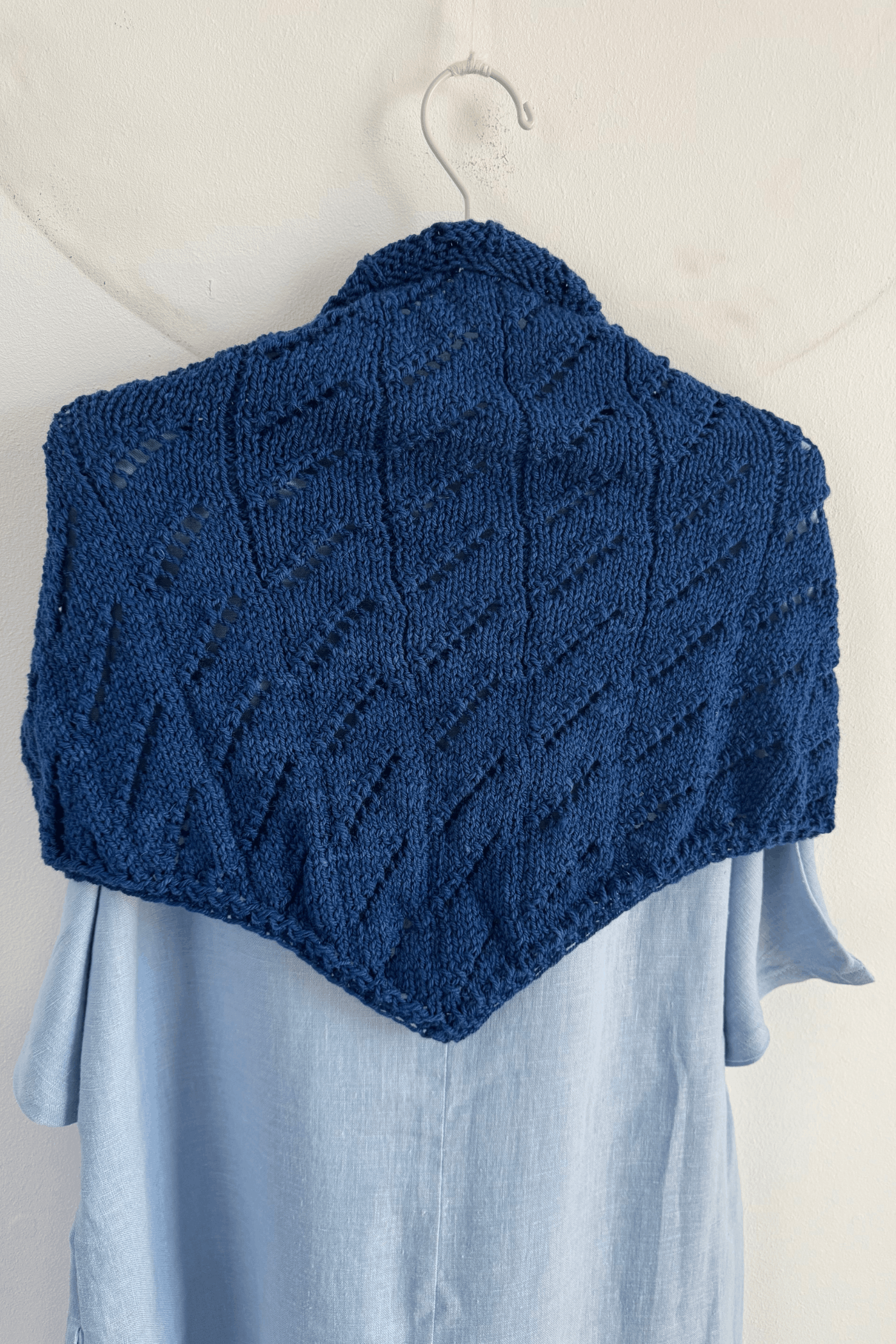 Șal Tricotat Manual din Lână Bleumarin FERIGA