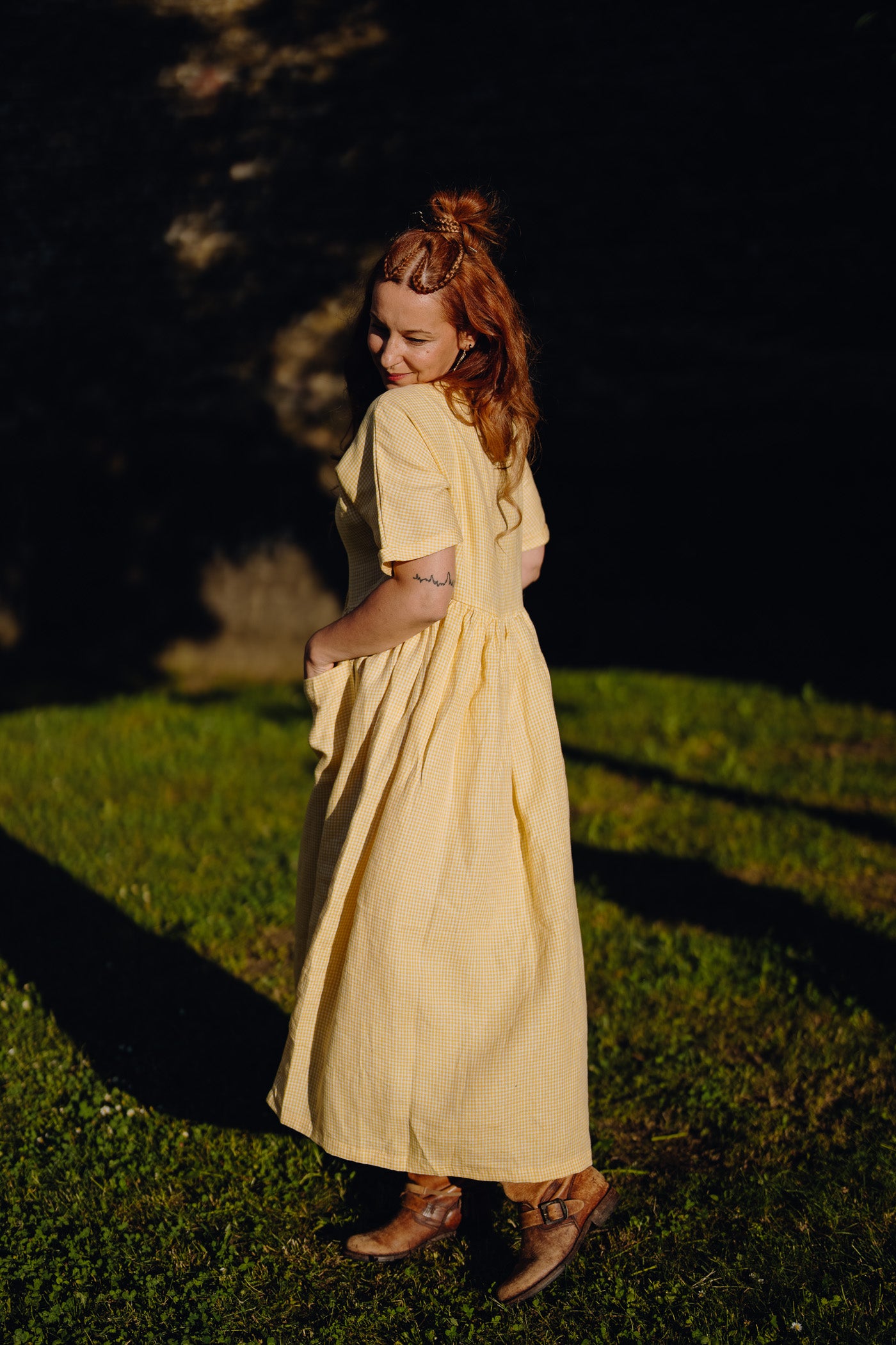 Rochie din In Oversized cu Mânecă Scurtă și Nasturi Sienna Carouri Galben