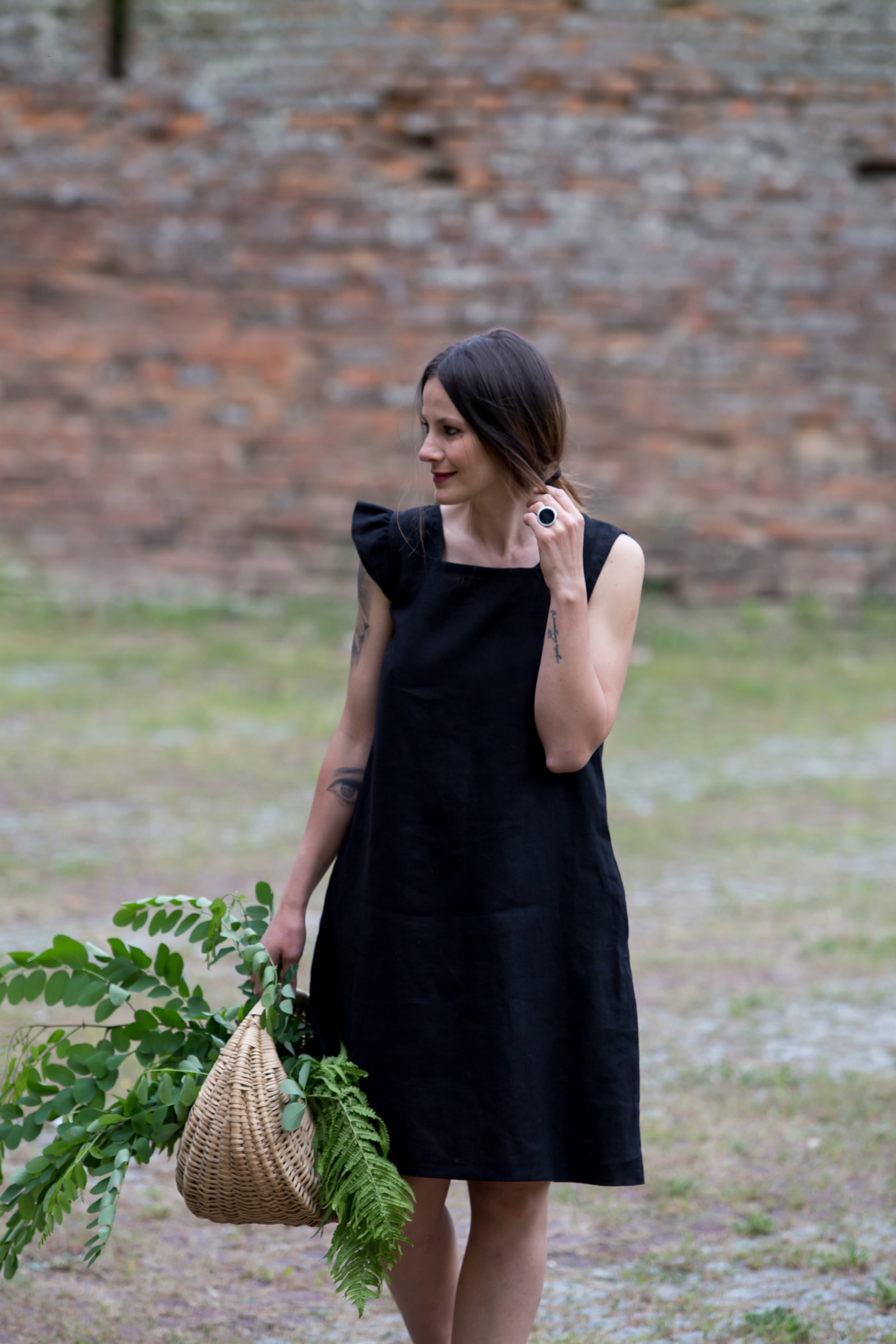 Rochie Din In Cu Volănaș Pe Umăr Minuet Negru