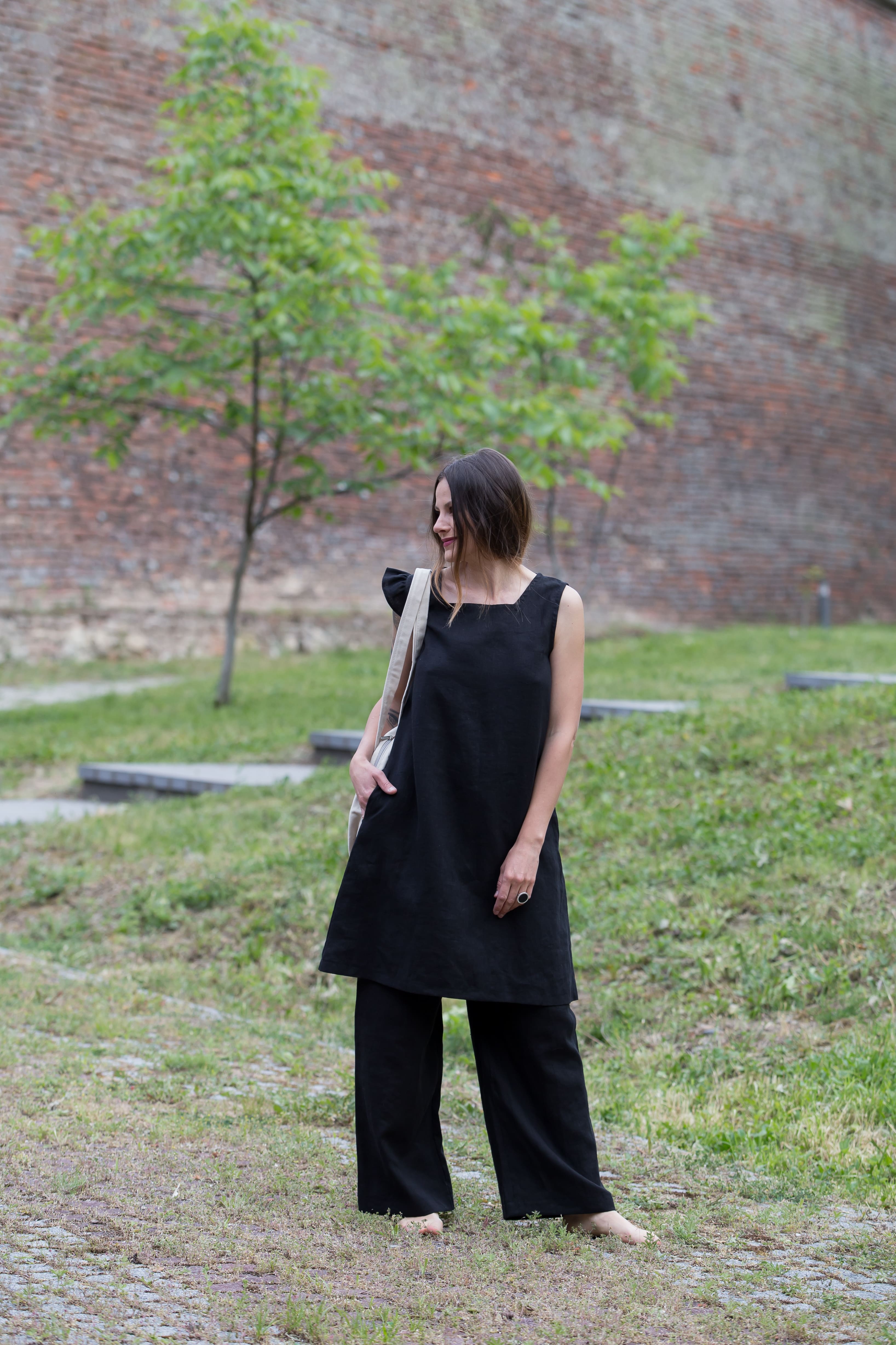 Rochie Din In Cu Volănaș Pe Umăr Minuet Negru