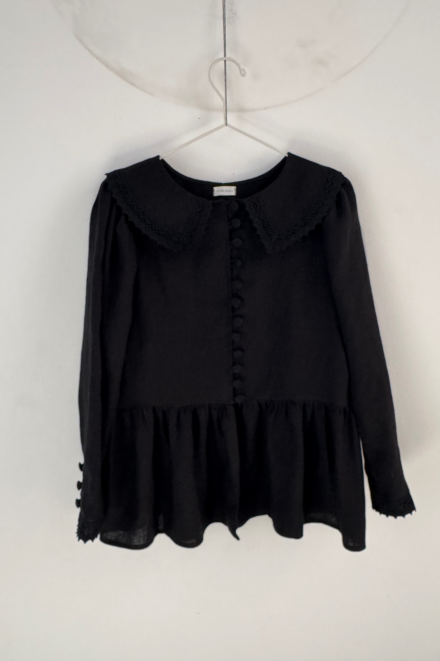 Bluză din in cu nasturi îmbrăcați și dantelă Black Swan