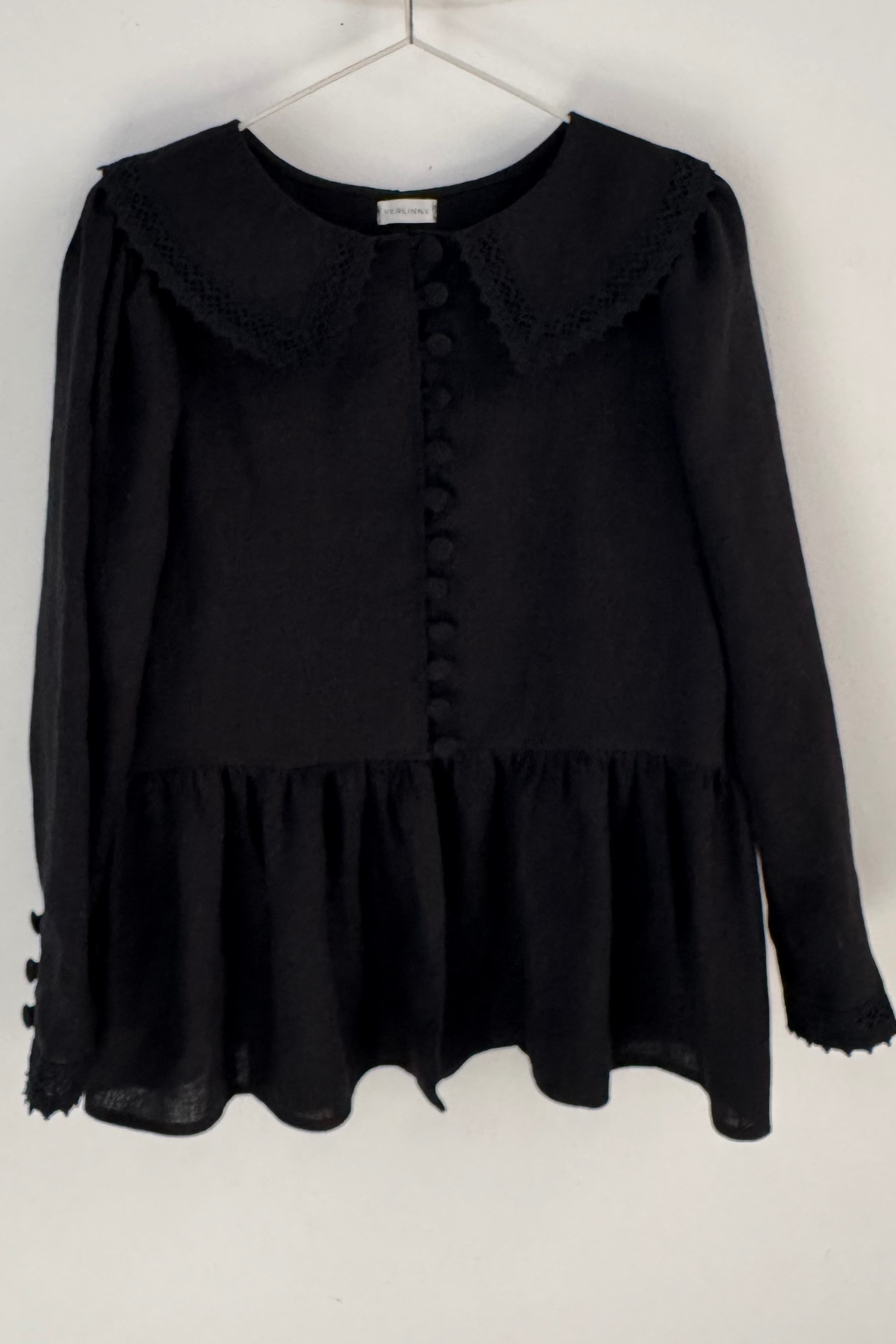 Bluză din in cu nasturi îmbrăcați și dantelă Black Swan