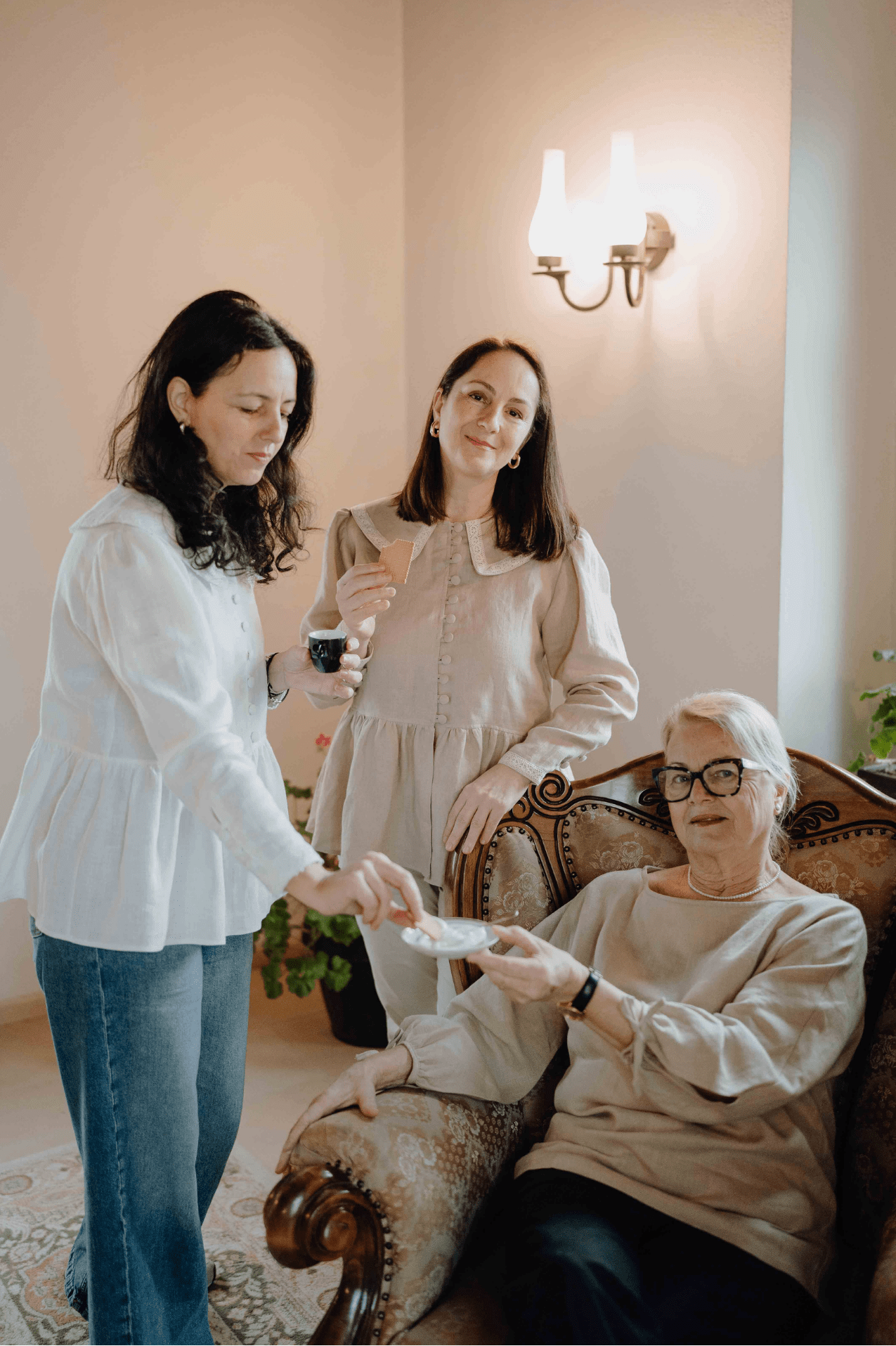 Bluză din in cu nasturi îmbrăcați și dantelă Swan Alb