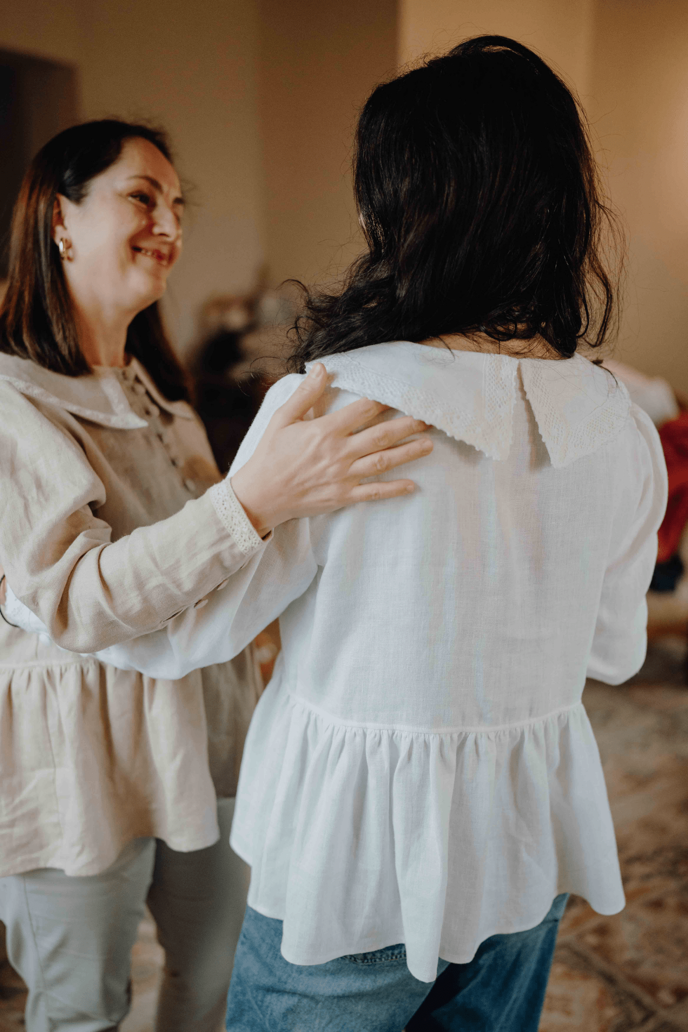 Bluză din in cu nasturi îmbrăcați și dantelă Swan Alb