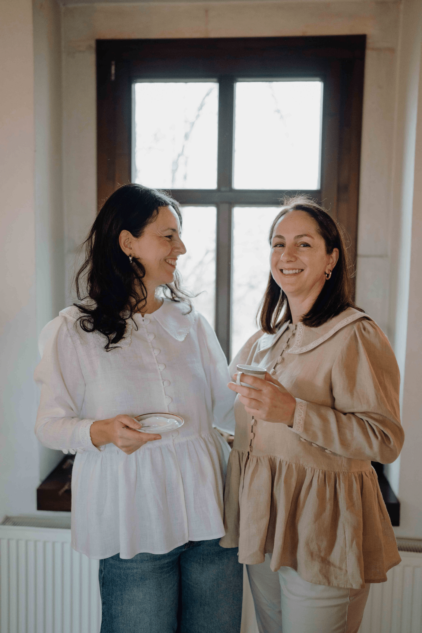 Bluză din in cu nasturi îmbrăcați și dantelă Swan Alb