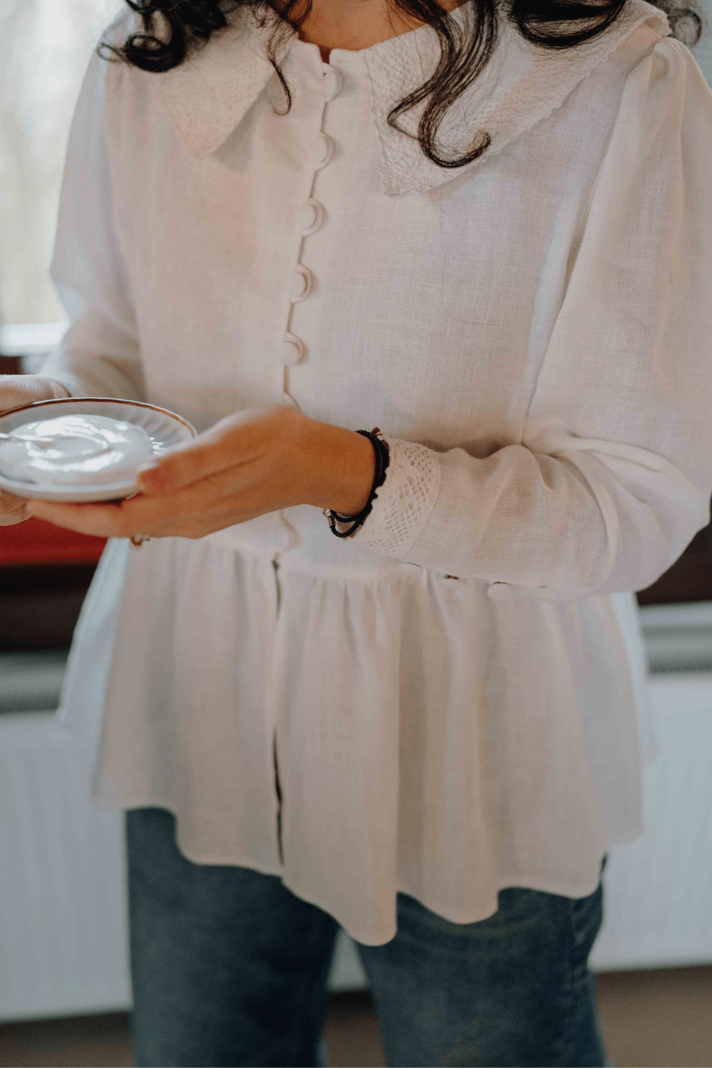 Bluză din in cu nasturi îmbrăcați și dantelă Swan Alb