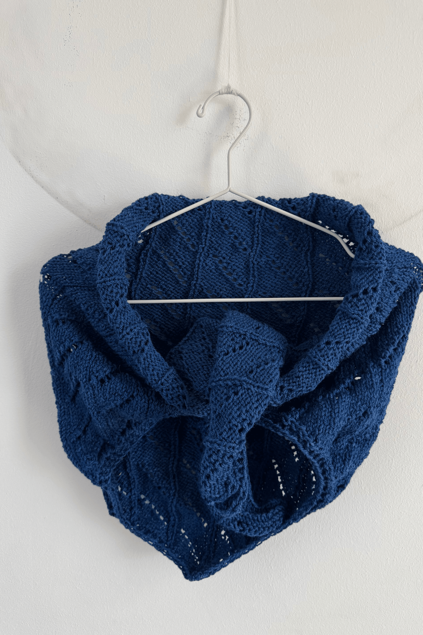 Șal Tricotat Manual din Lână Bleumarin FERIGA