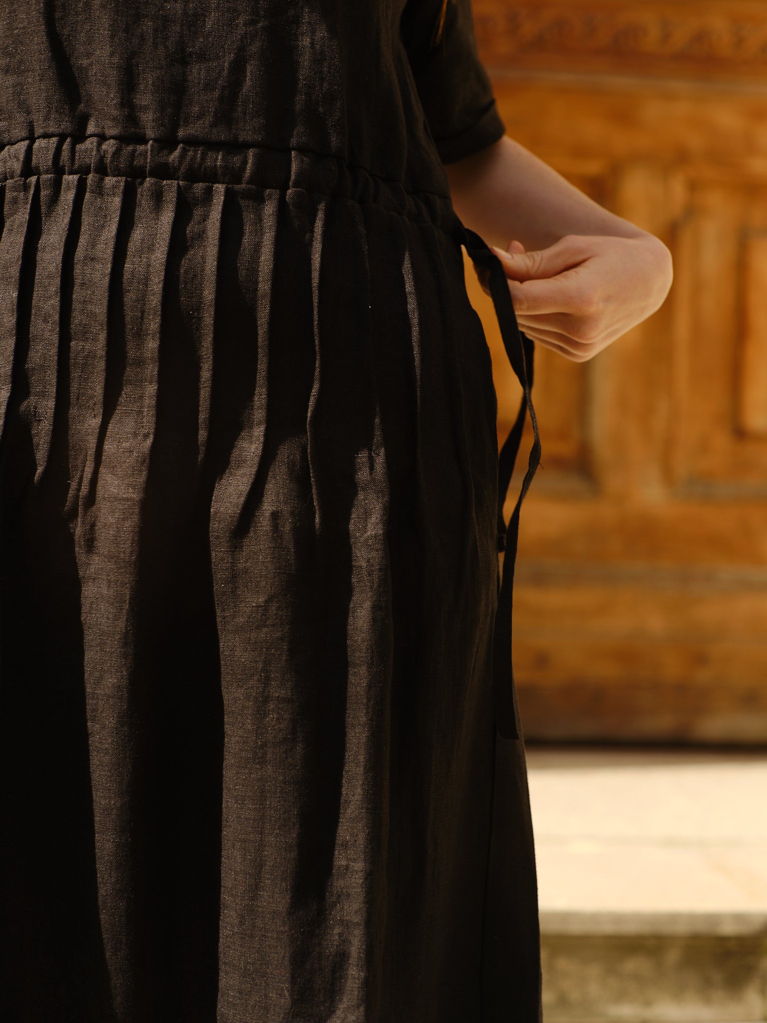 Rochie din In cu Mânecă Scurtă și Șnur în Talie Harriet Negru