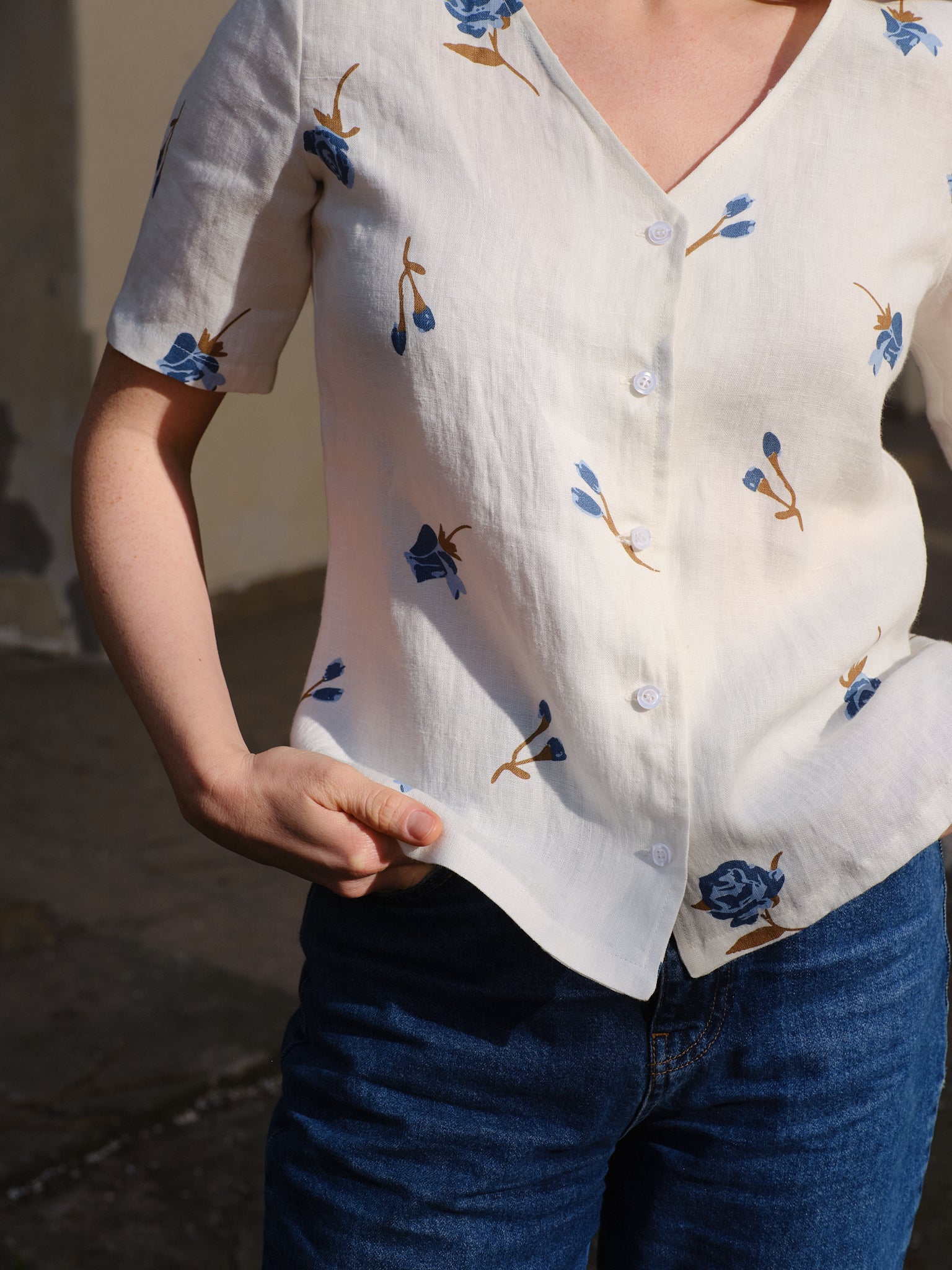 Bluză Din In Cu Nasturi, Anchior și Mânecă Scurtă Emily Alb cu Flori