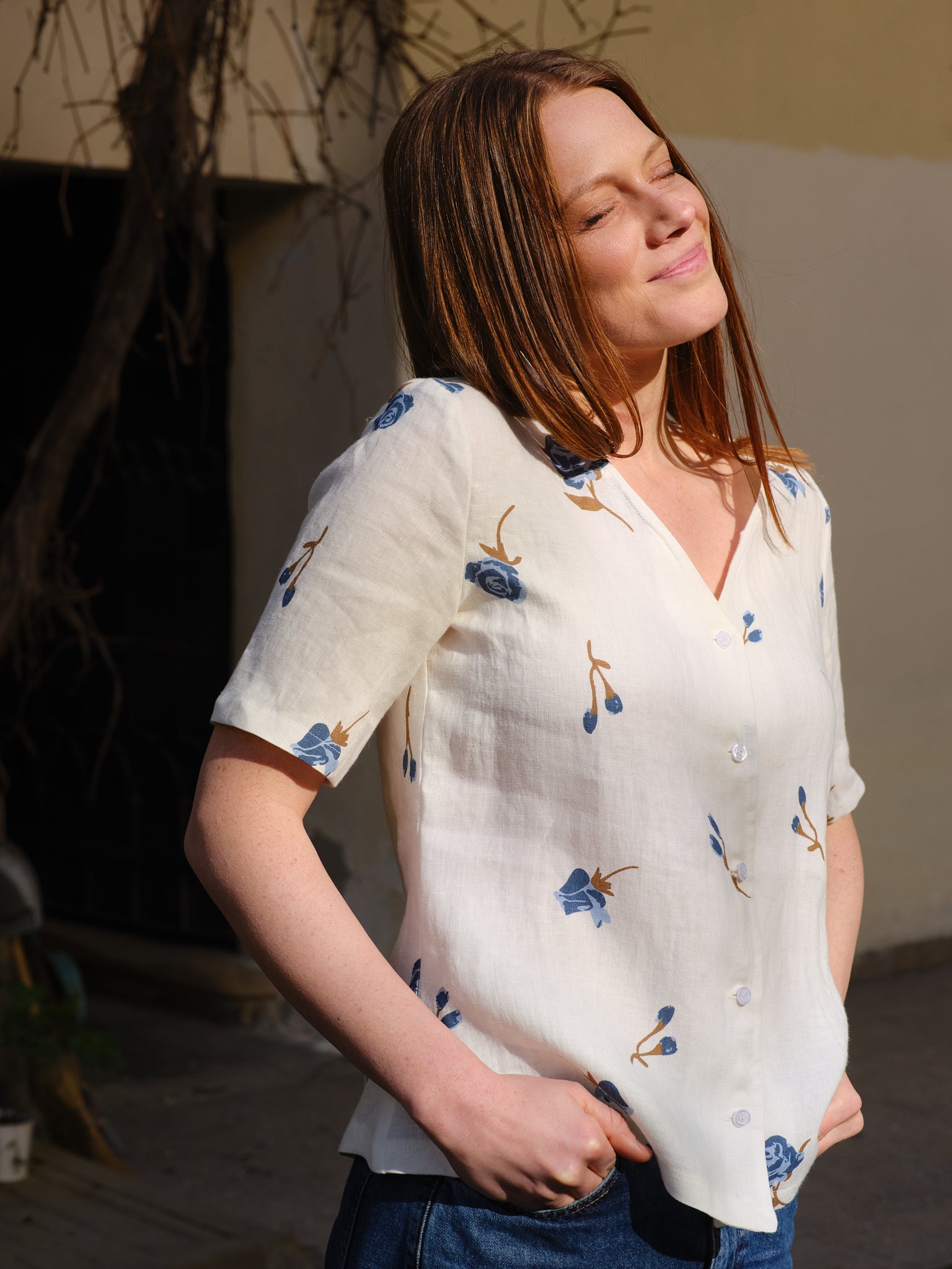 Bluză Din In Cu Nasturi, Anchior și Mânecă Scurtă Emily Alb cu Flori