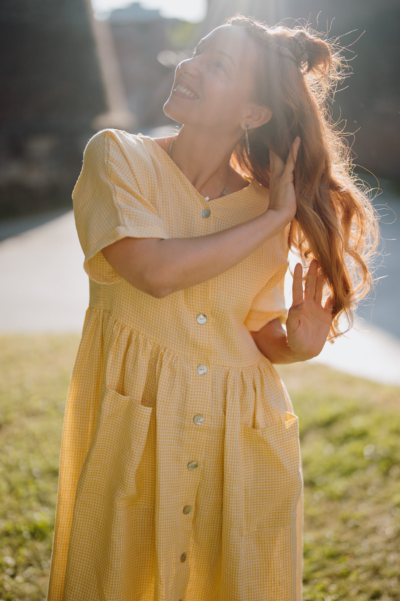 Rochie din In Oversized cu Mânecă Scurtă și Nasturi Sienna Carouri Galben