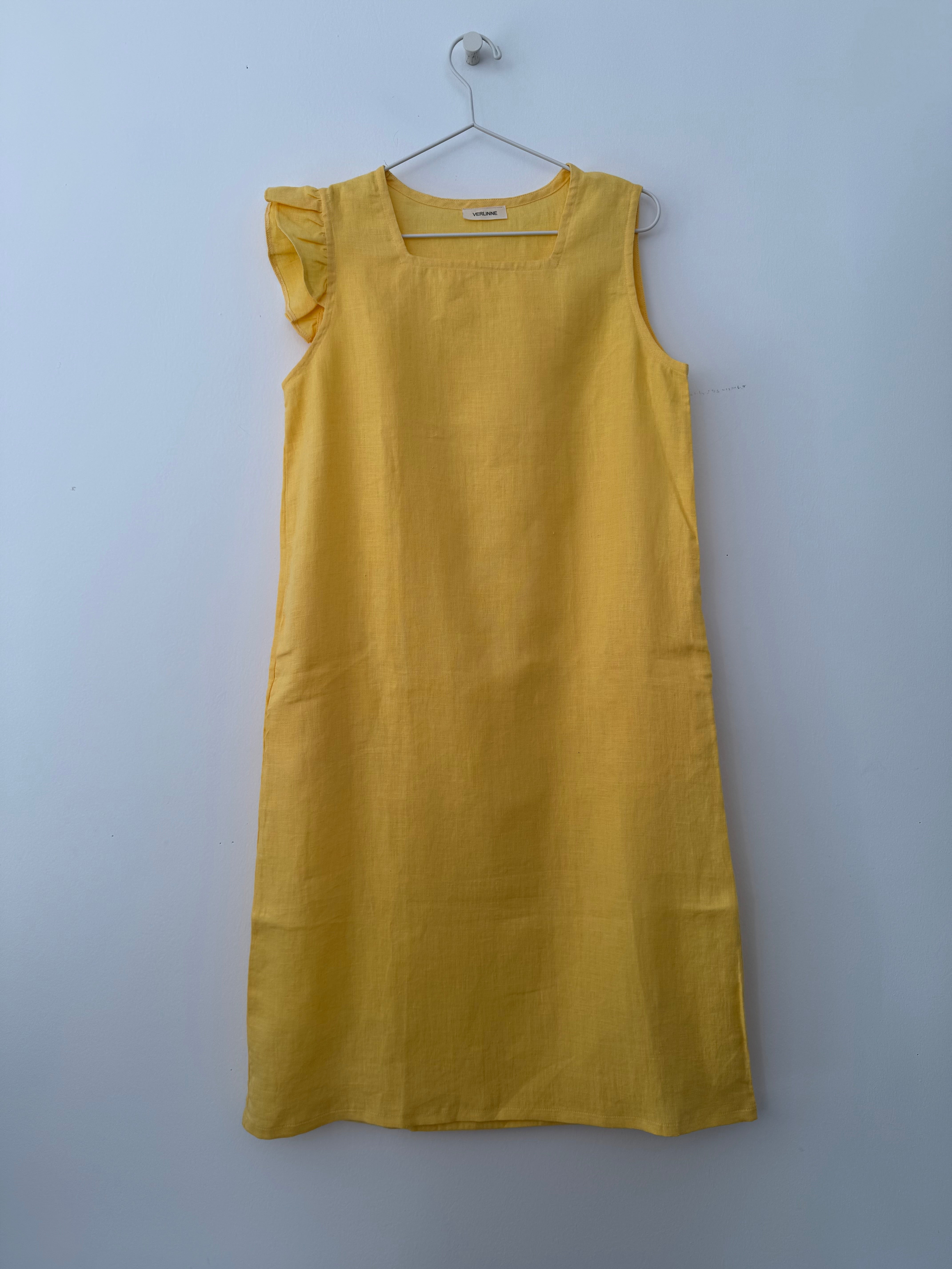 Rochie Din In Cu Volănaș Pe Umăr Minuet Galben Solar